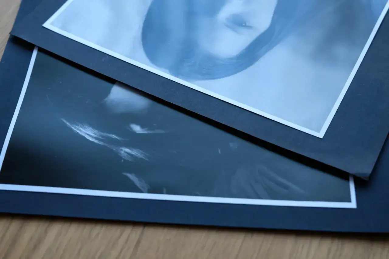 Dwie fotografie portretowe, jedna z widocznym okiem, druga z włosami, obie z delikatnym znakiem wodnym.