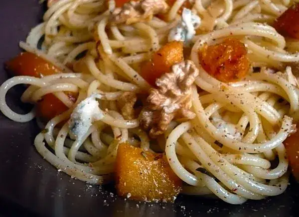 Collage de tres platos de pasta con calabaza: uno con gorgonzola y nueces, otro con bacon, y uno vegano cremoso