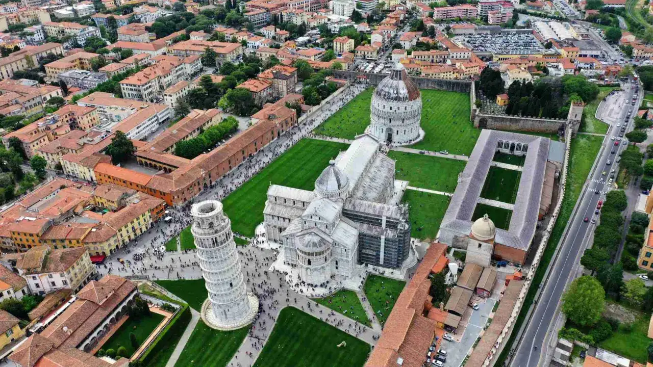 Vue a&eacute;rienne de la Piazza dei Miracoli &agrave; Pise, avec la c&eacute;l&egrave;bre tour de Pise pench&eacute;e, la cath&eacute;drale et le baptist&egrave;re.