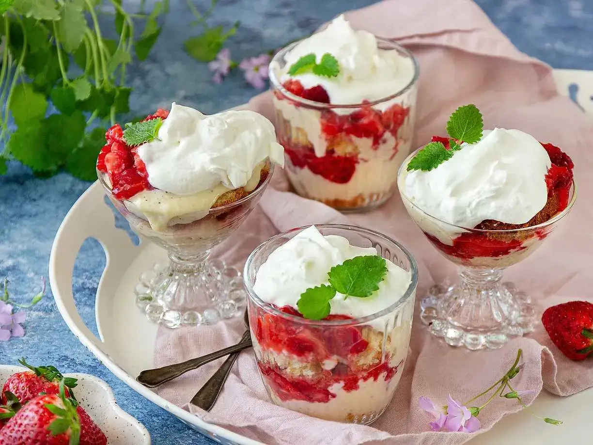 Ljuvlig jordgubbst&aring;rta i glas med fluffig gr&auml;dde och f&auml;rska jordgubbar. En perfekt sommardessert.