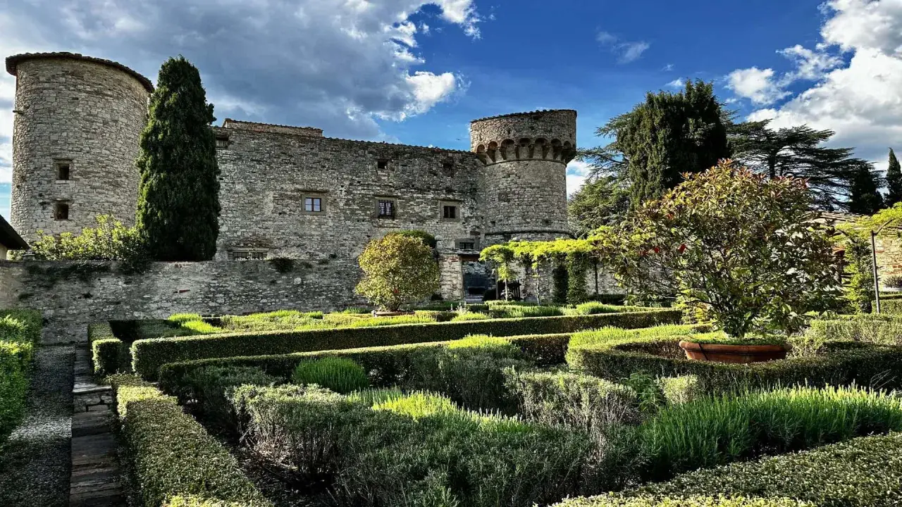 Giardini curati e torri antiche del Castello di Meleto, perfetti per visite indimenticabili.