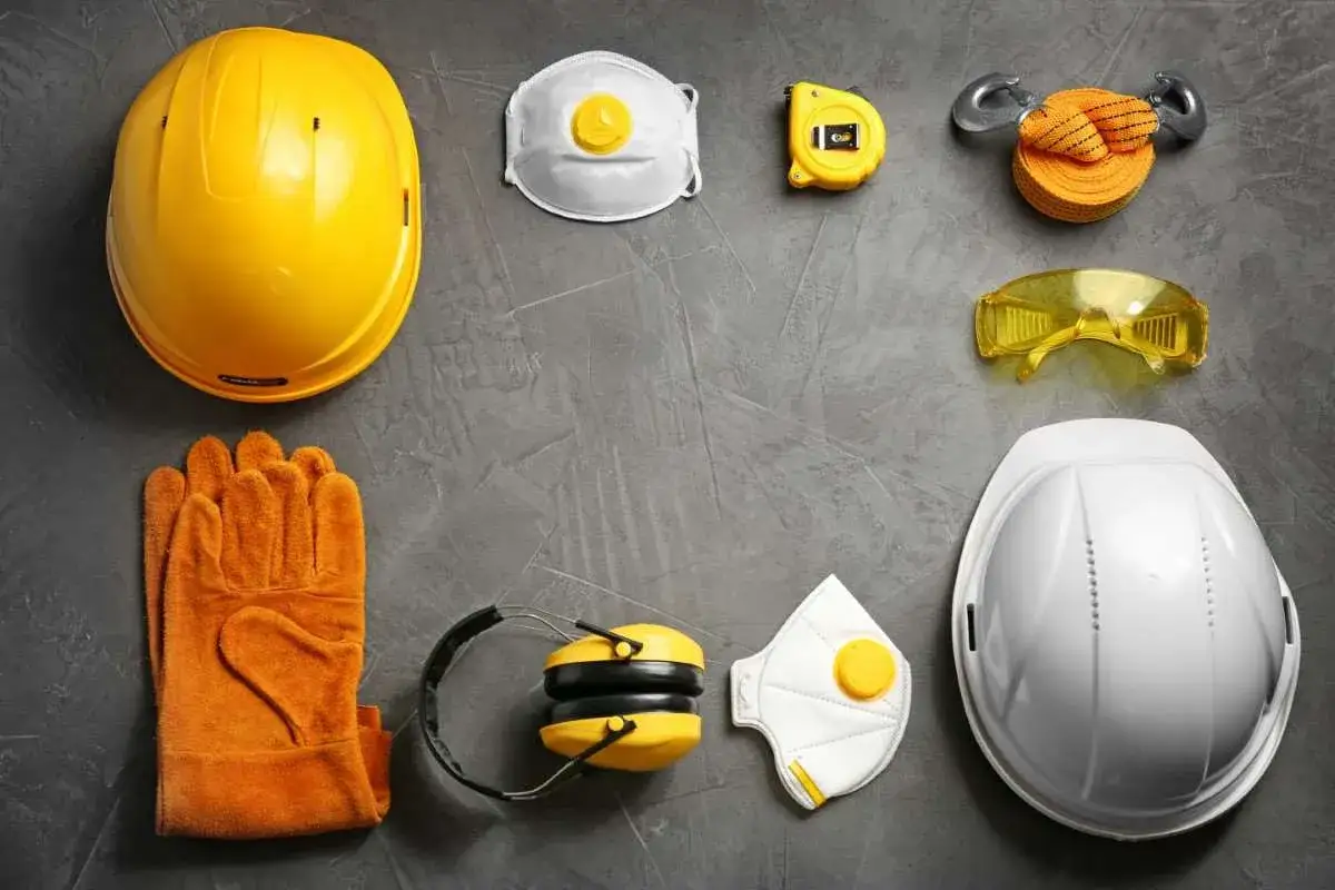 Kask, rękawice, maski, okulary i nauszniki – kompletny zestaw do zapewnienia bezpieczeństwa i higieny pracy.