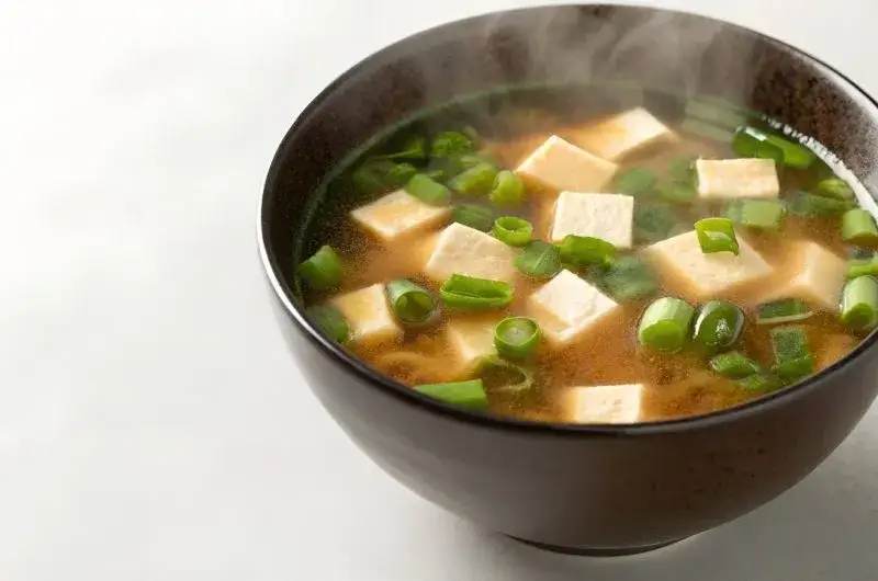 składniki do zupy miso dashi pasta tofu wakame
