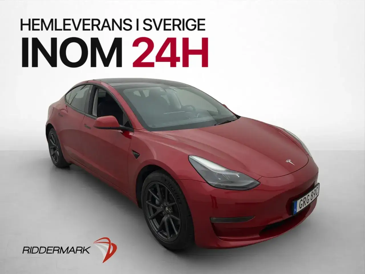 Röd begagnad Tesla Model 3 med texten 