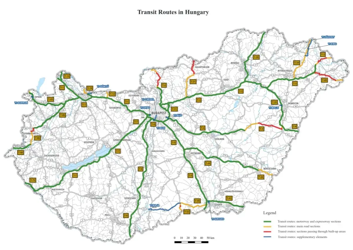 Mapa Węgier z zaznaczonymi trasami tranzytowymi. Kolory oznaczają autostrady, drogi główne, odcinki przez tereny zabudowane i elementy pomocnicze. Zakaz jazdy węgry dotyczy niektórych odcinków.