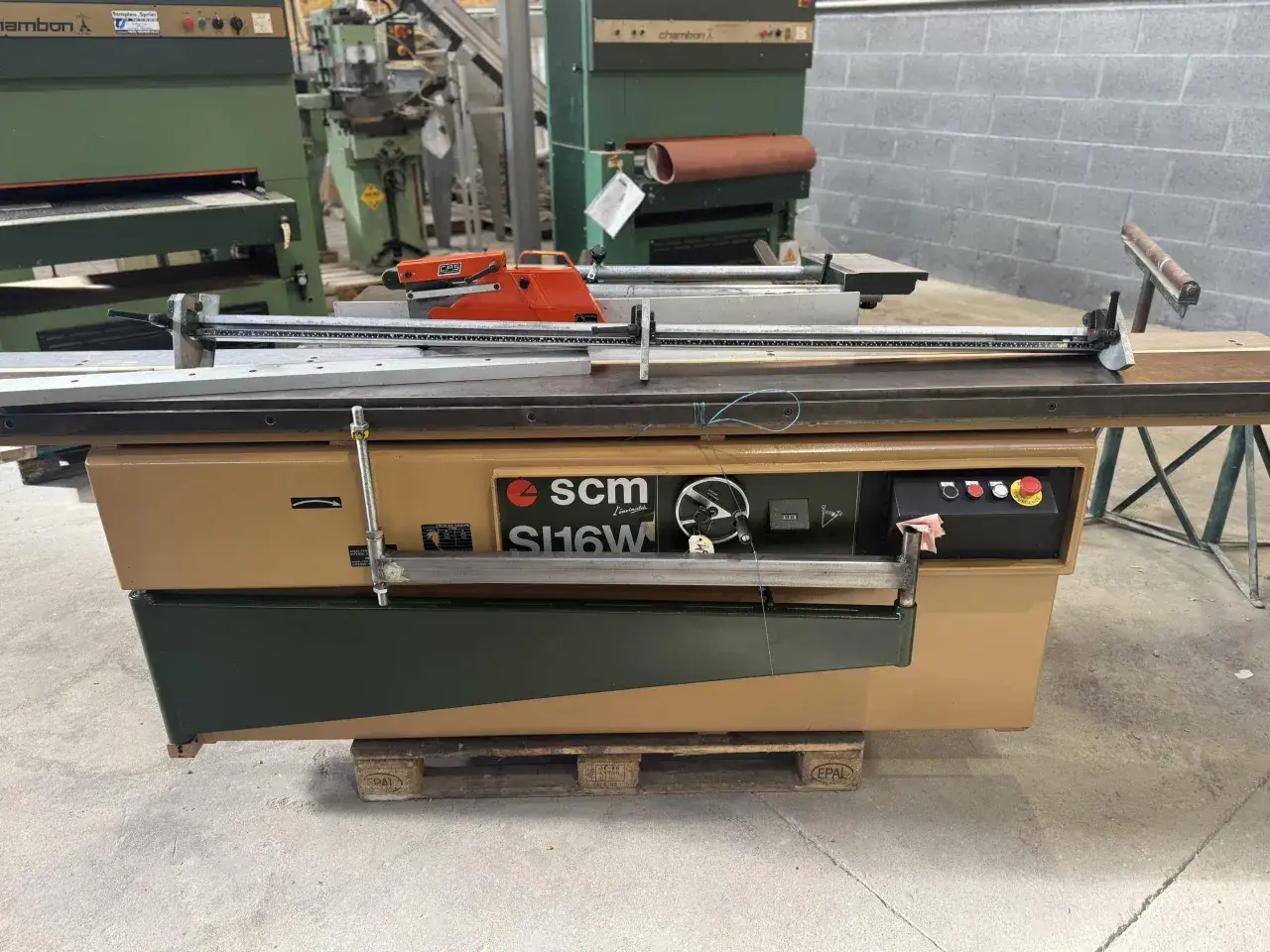 Scie format SCM SI16W, une scie format occasion en parfait &eacute;tat, pr&ecirc;te pour de nouveaux projets.