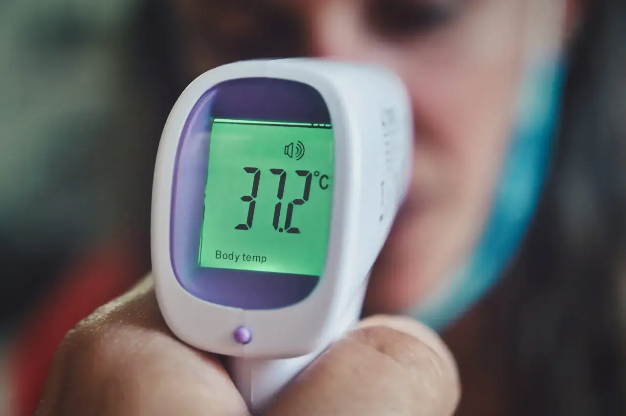 Termometr bezdotykowy pokazuje 37.2°C. Czy to już gorączka?
