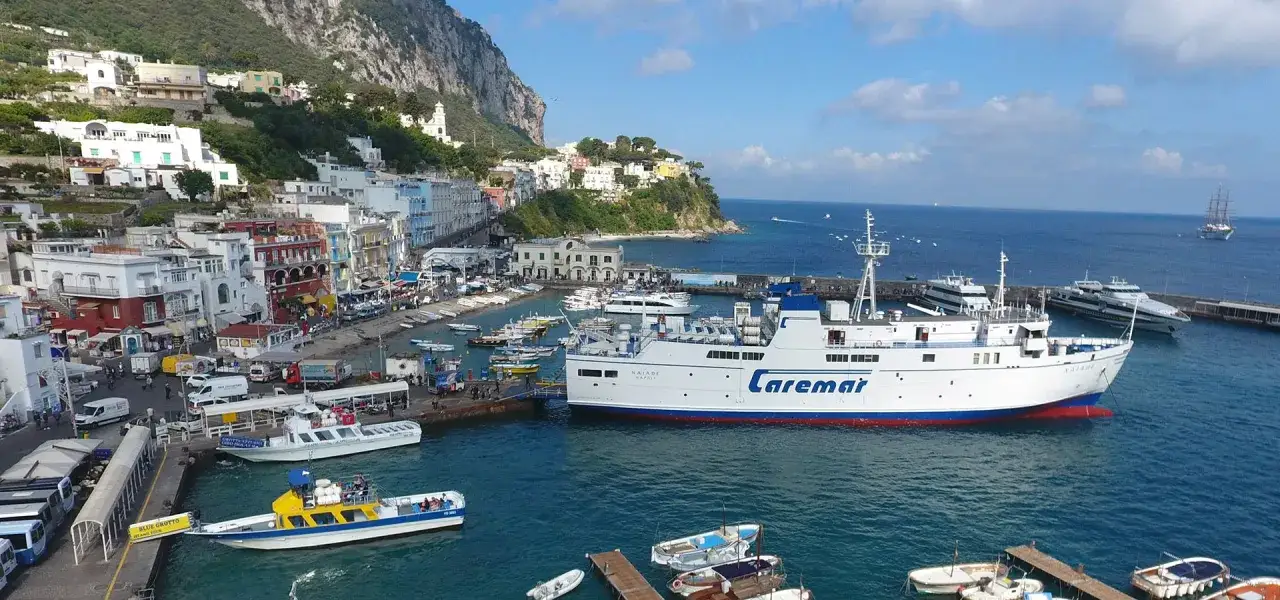 Porto di Capri con traghetti Caremar, ideale per capire come raggiungere Capri da Napoli.