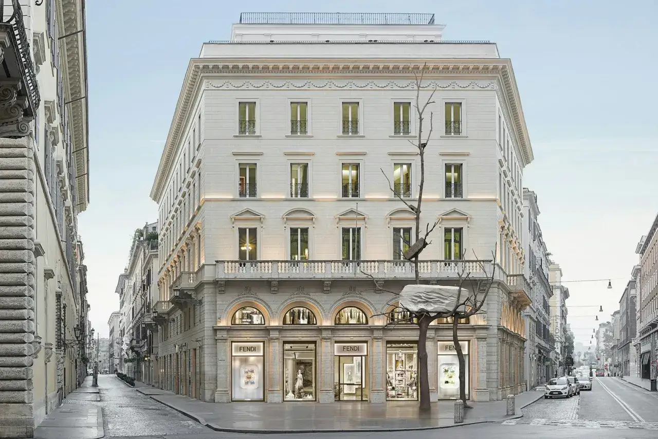 Edoardo Fendi, la boutique Fendi a Roma, con le sue vetrine eleganti e l'architettura imponente.