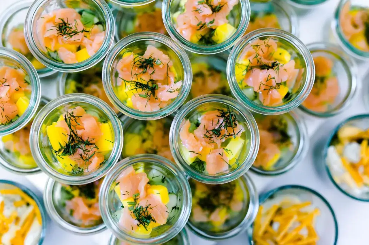 Kleine Gl&auml;ser mit Lachs, Mango und Dill &ndash; perfekt f&uuml;r eine **Salat im Glas Party**. Erfrischend und optisch ansprechend.