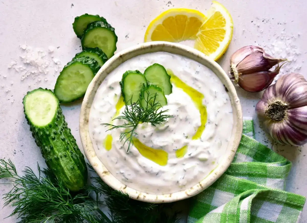 Kremowy sos tzatziki z ogórkiem, czosnkiem i koperkiem, skropiony oliwą. Idealna przyprawa do greckich dań.