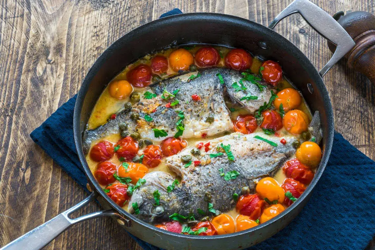 Acqua pazza pesce intero tegame