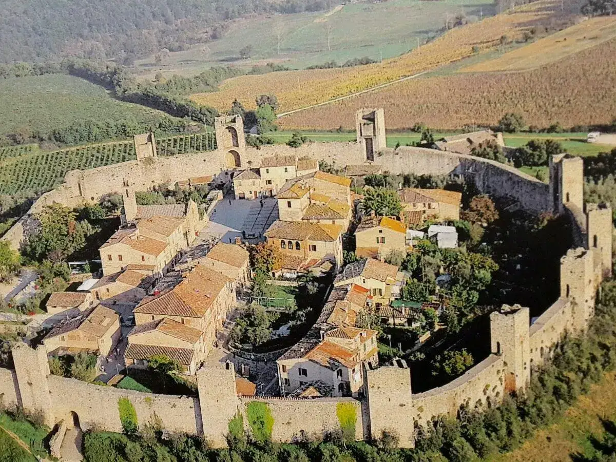 Borgo medievale di Monteriggioni, cosa vedere: mura imponenti, torri e case in pietra che sembrano uscite da un dipinto rinascimentale.