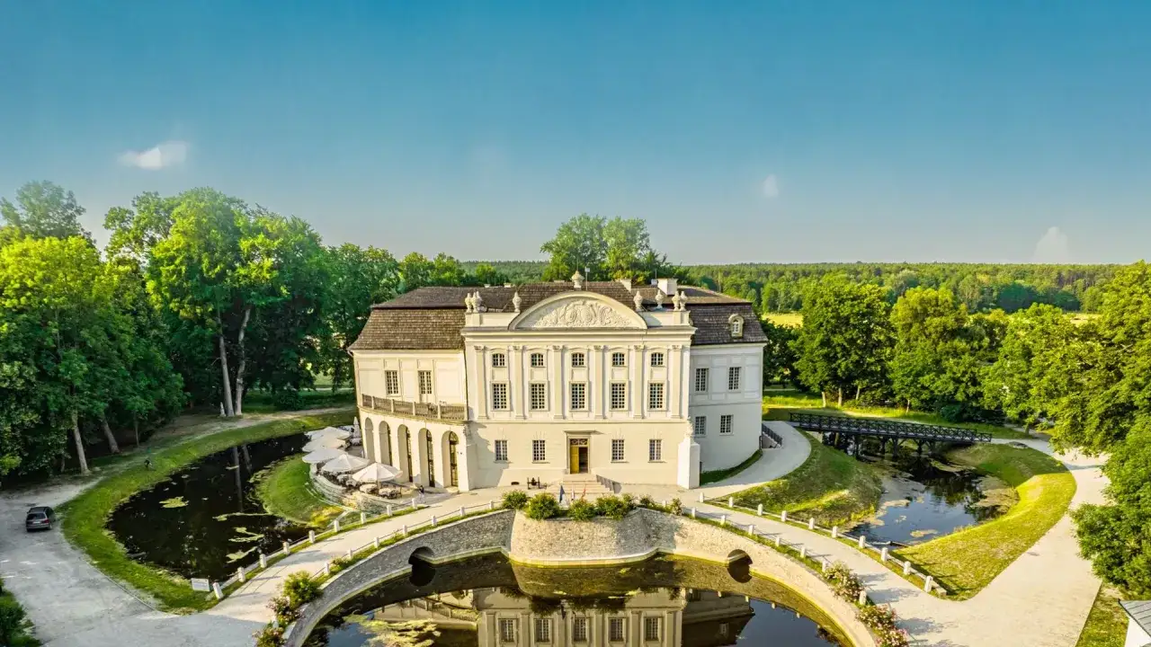 Pałac w Kurozwękach, otoczony fosą i parkiem, to jedna z głównych atrakcji regionu.