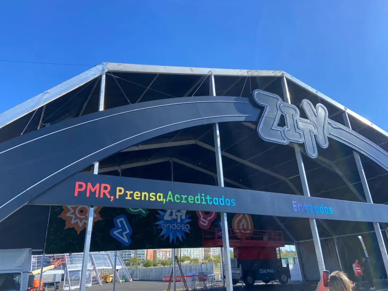 Entrada al espacio Zity, con letreros para PMR, Prensa, Acreditados y Entradas.