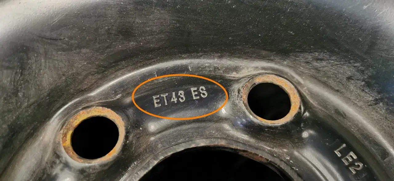 Nahaufnahme einer Felge mit der Markierung 