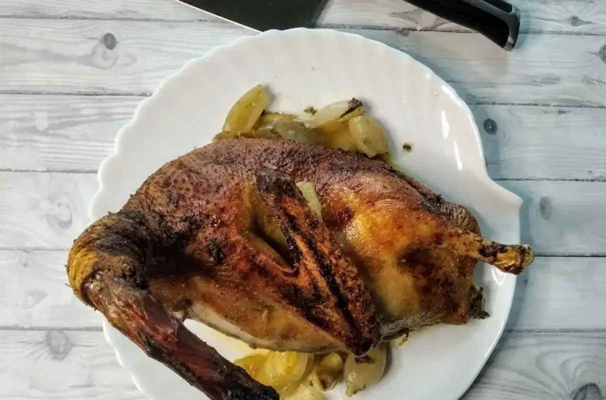 Pieczona kaczka z jabłkami i cebulą. Idealne jakie przyprawy do kaczki? Majeranek, tymianek, czosnek.