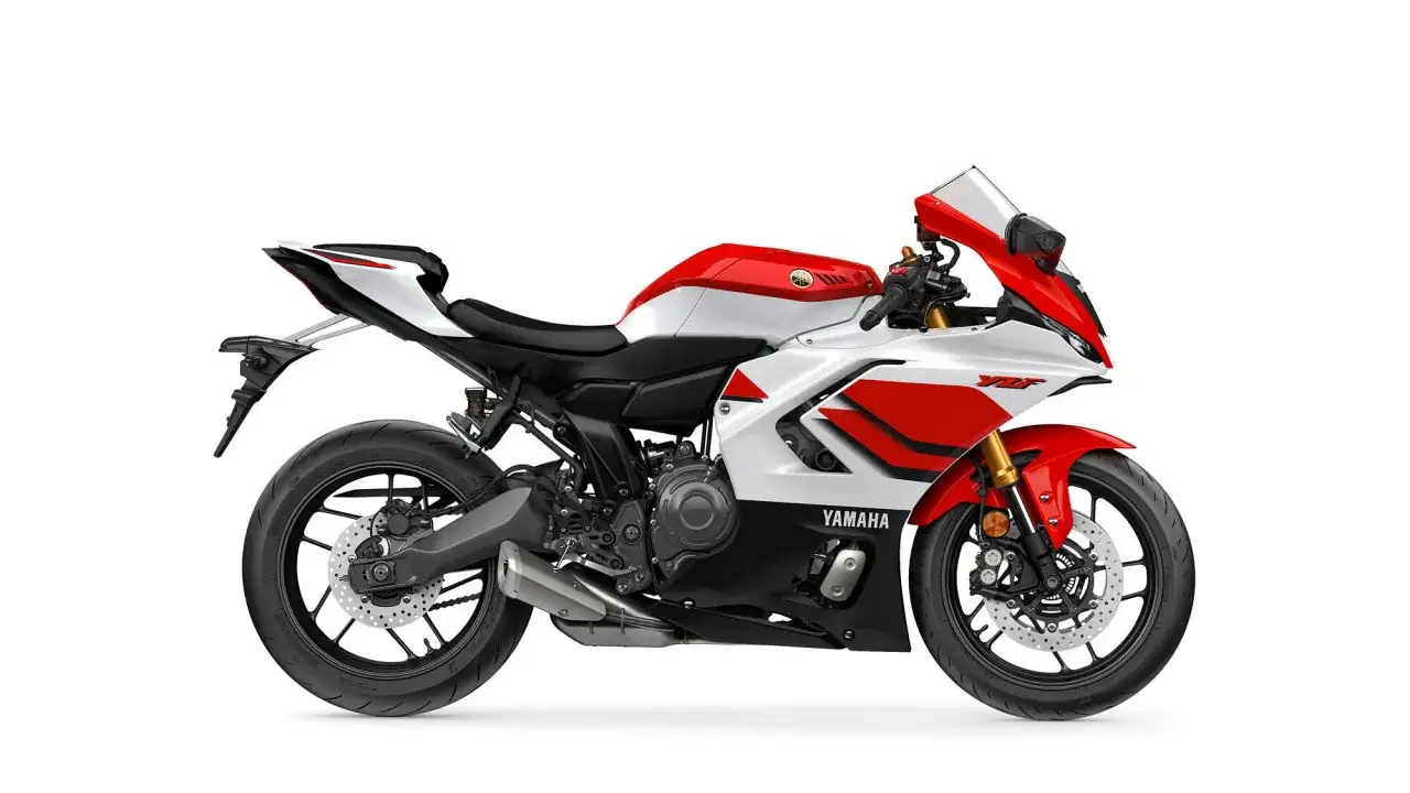 Sportowy motocykl Yamaha R7 w biało-czerwonej kolorystyce. Szczeg&oacute;łowe yamaha r7 dane techniczne dostępne dla fan&oacute;w.