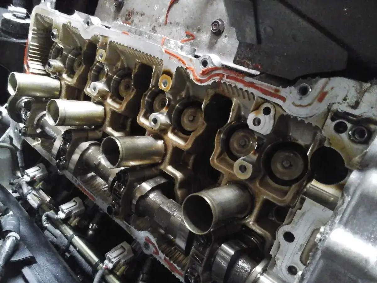 Wnętrze silnika Nissan Qashqai 2.0 benzyna, widoczne wałki rozrządu i zawory, przygotowanie do regulacji zaworów.
