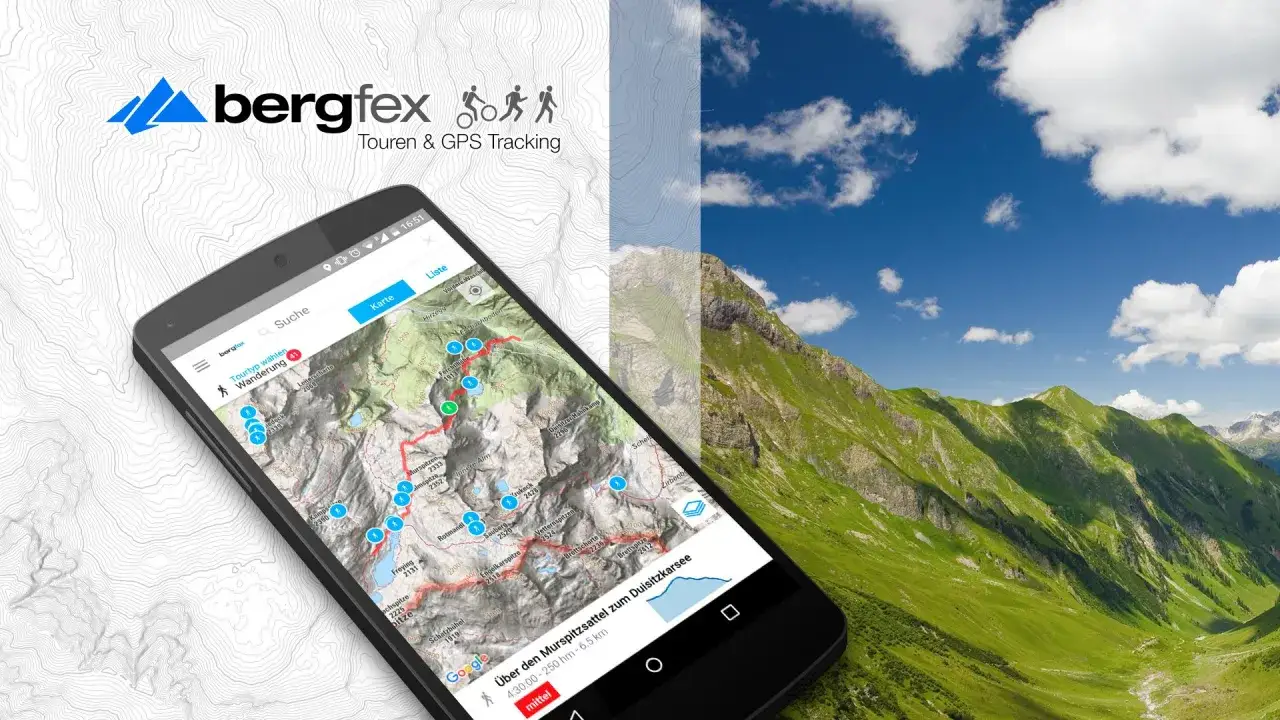 Bergfex wander app auf einem Smartphone zeigt eine Bergroute. Im Hintergrund gr&uuml;ne Berge unter blauem Himmel.