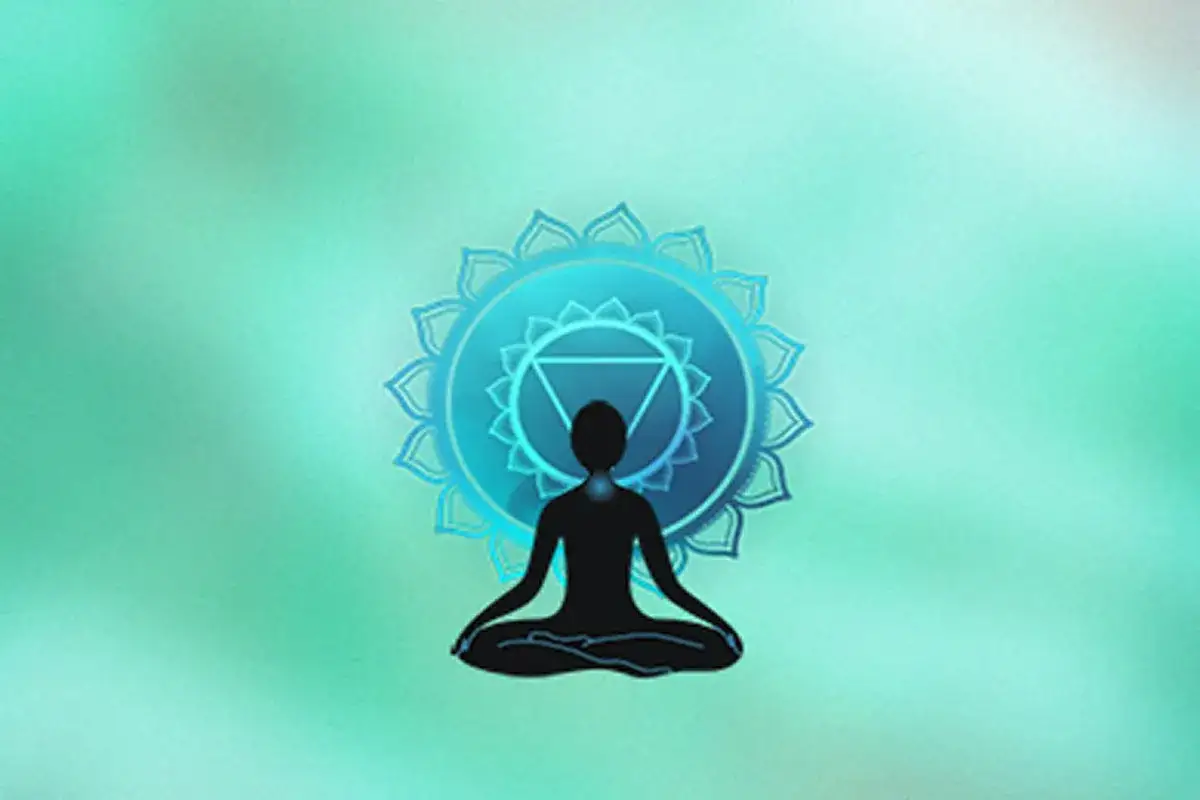 Silueta de persona meditando con el chakra garganta activado, símbolo de comunicación y verdad.