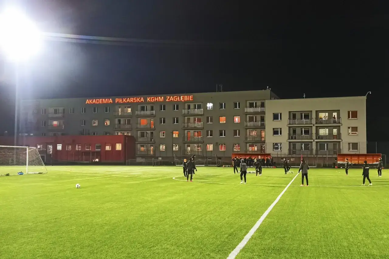 Piłkarze z Lubina trenują wieczorem na sztucznej murawie Akademii Piłkarskiej KGHM Zagłębie.