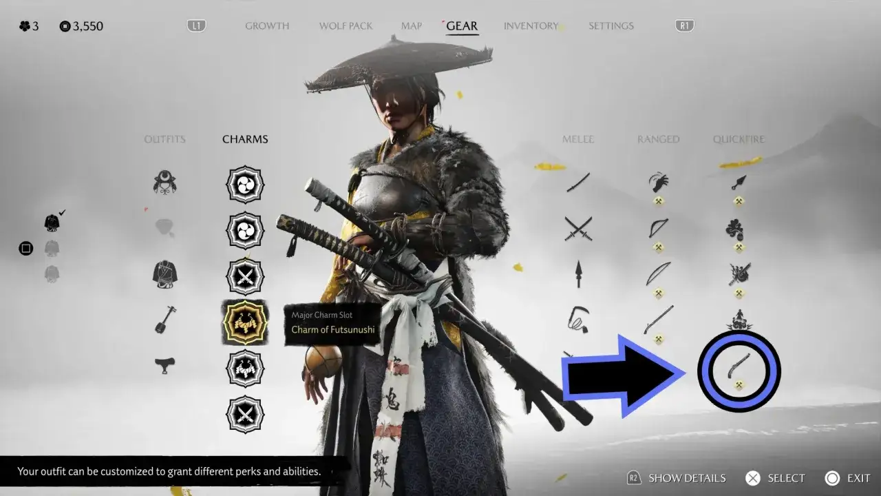 En la pantalla de equipo de Ghost of Tsushima, se muestra un personaje con armadura y espadas. El jugador est&aacute; seleccionando un arma de fuego, como parte de una gu&iacute;a.