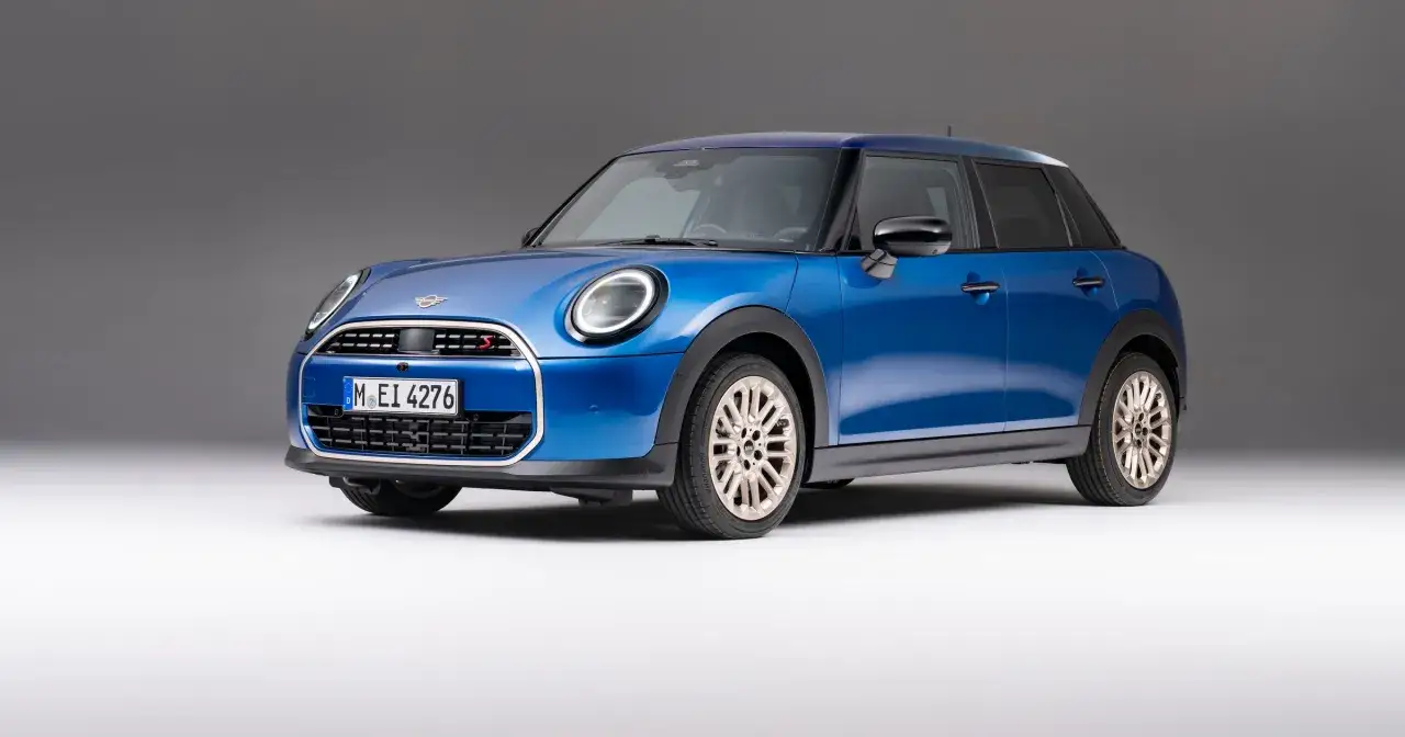 Niebieski Mini Cooper S z jasnymi felgami. Sprawdź aktualną mini cooper cena i wybierz swój wymarzony model.