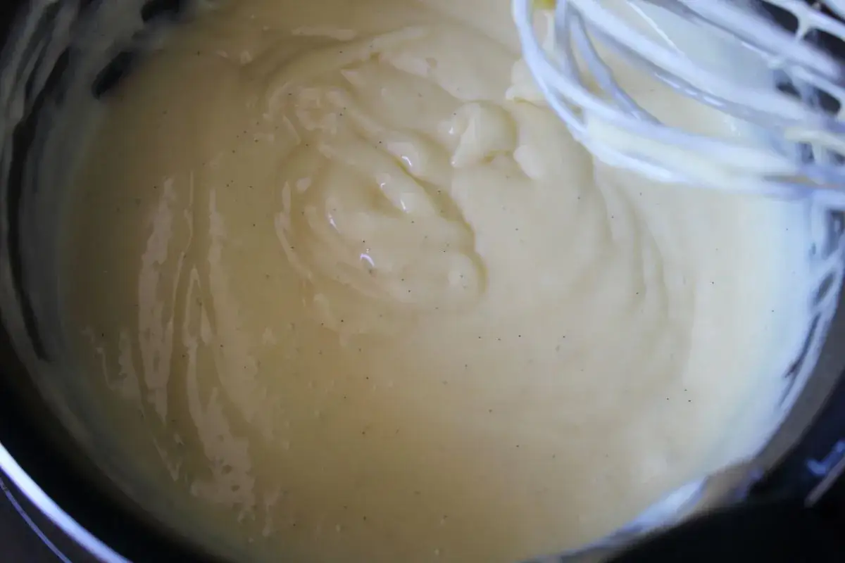 Cr&egrave;me p&acirc;tissi&egrave;re sans oeuf, onctueuse et parsem&eacute;e de points de vanille, pr&ecirc;te &agrave; garnir vos desserts.