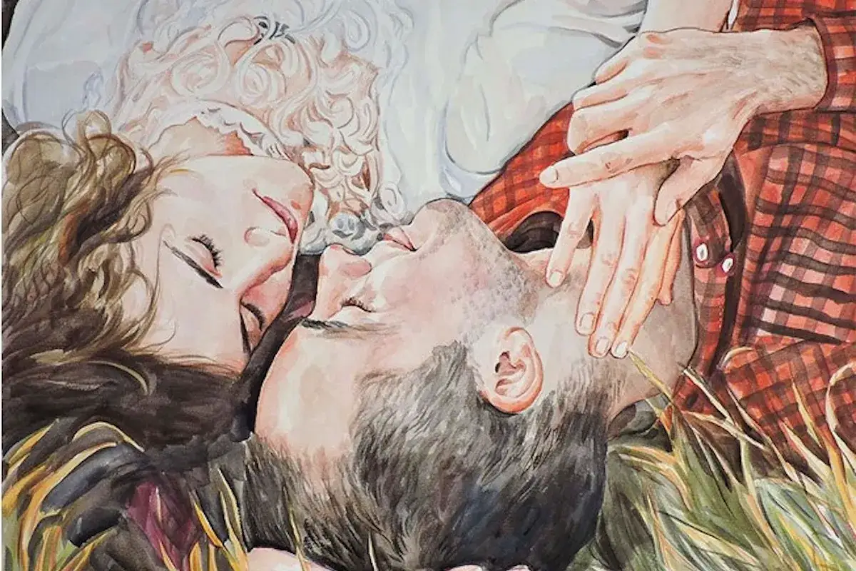 Un couple s'embrasse tendrement dans l'herbe. Une scène intime qui suggère comment pousser un homme à faire le premier pas.