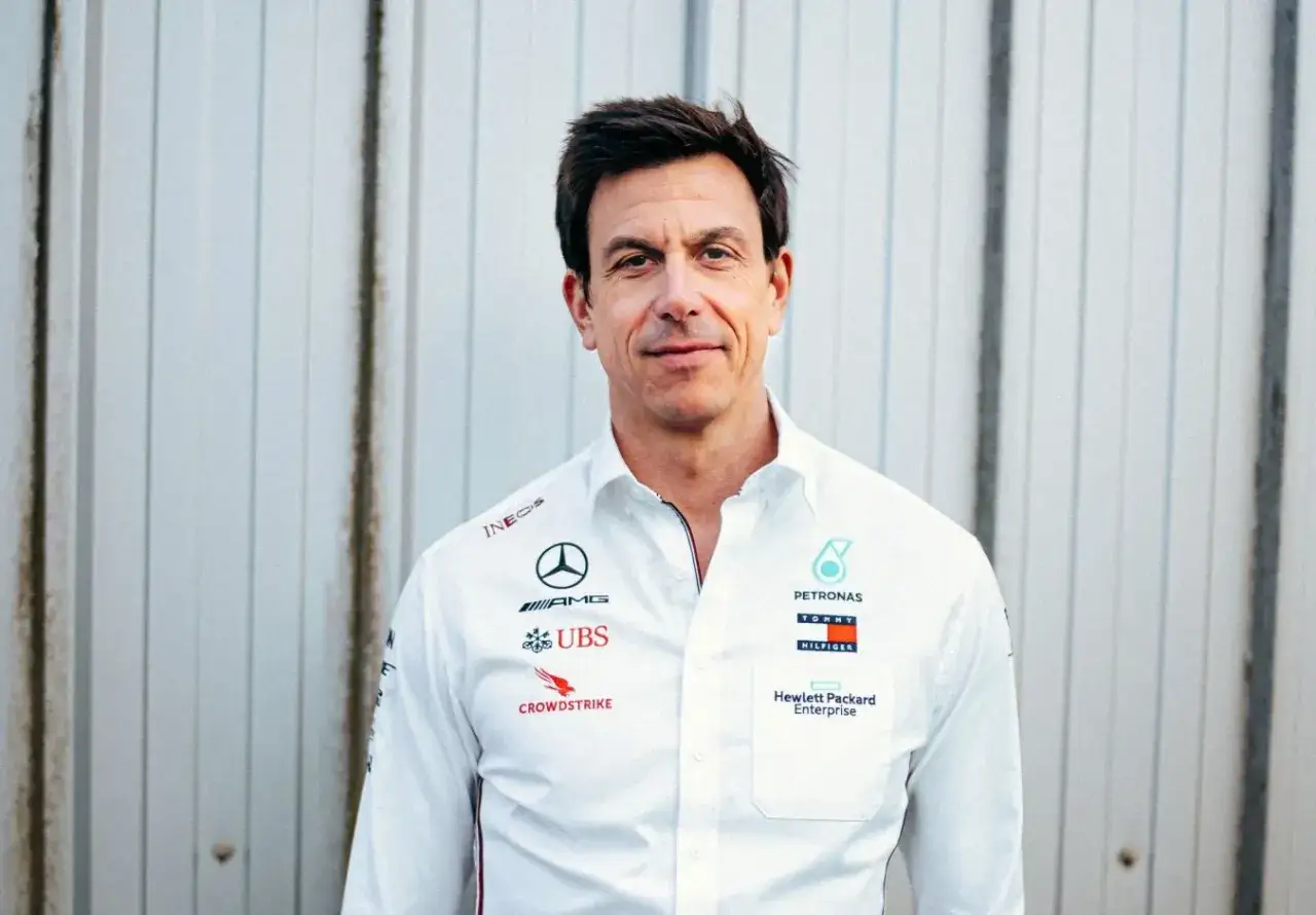 Toto Wolff, Teamchef von Mercedes-AMG Petronas, trägt ein weißes Hemd mit Sponsorenlogos. Sein Gehalt ist ein Thema, das viele Fans interessiert.