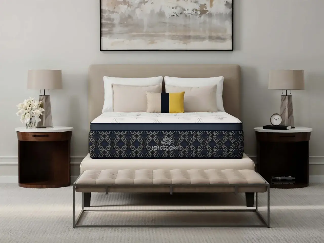 Un lit moderne avec un matelas hybride Kingsdown. Quel sommier pour matelas hybride ? Ce lit pr&eacute;sente un design &eacute;pur&eacute; et des couleurs neutres.