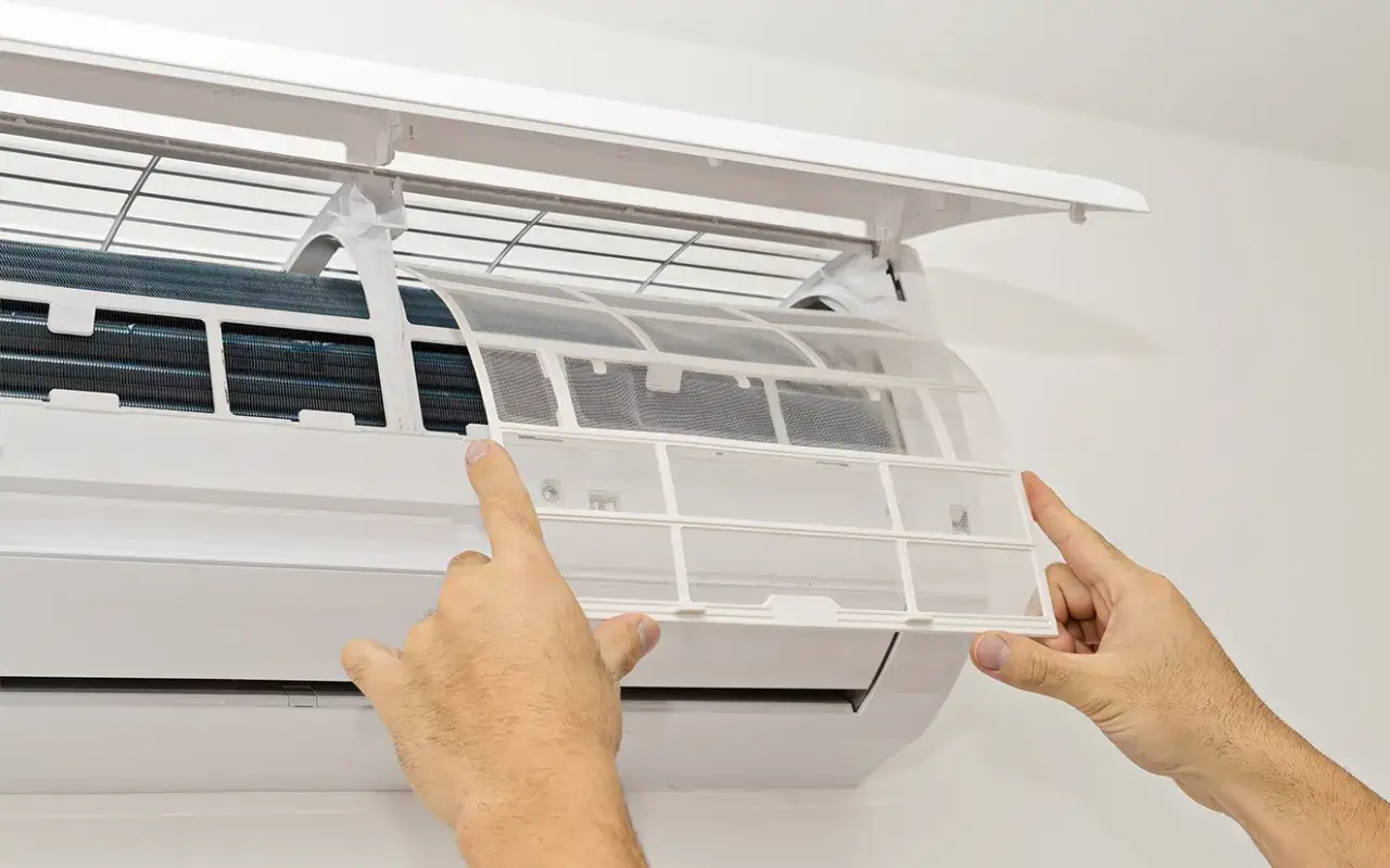 Maintenant, je nettoie le filtre de ma pompe à chaleur air air.