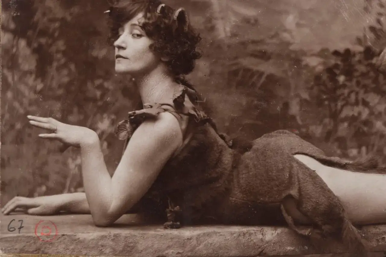 Portrait de Colette jeune, en costume de faune, posant sur une pierre.