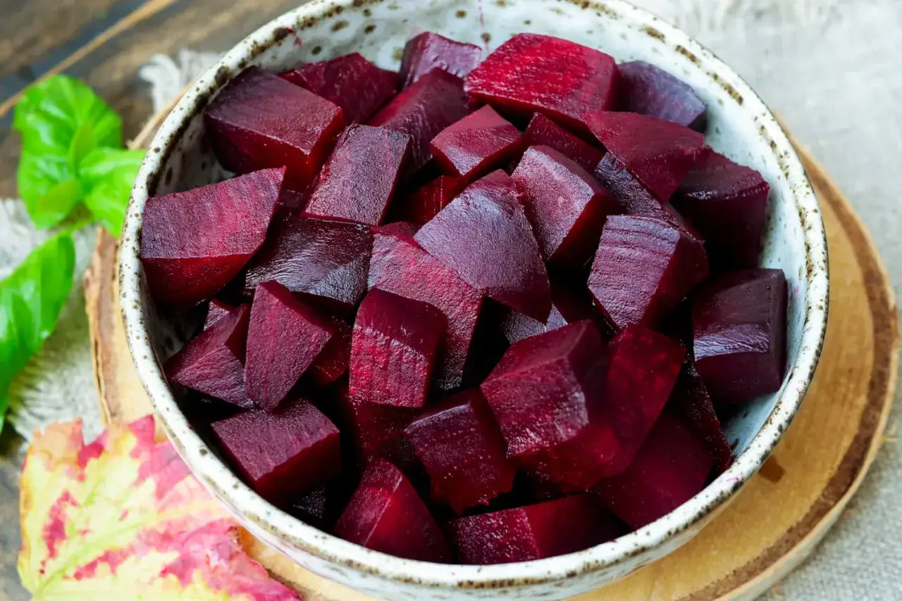 Schmackhafte, gew&uuml;rfelte Rote Bete in einer Sch&uuml;ssel. Perfekt f&uuml;r Salate. Die Frage 