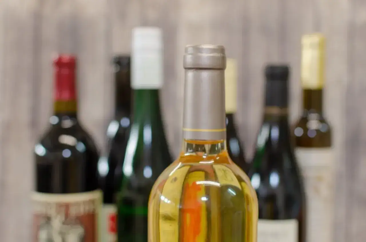 Butelki z winem, zastanawiasz się, ile alkoholu można przewieźć samolotem do Norwegii?