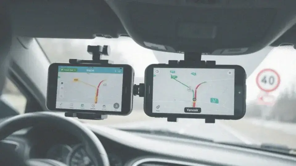 porównanie ekranów ostrzeżeń yanosik waze