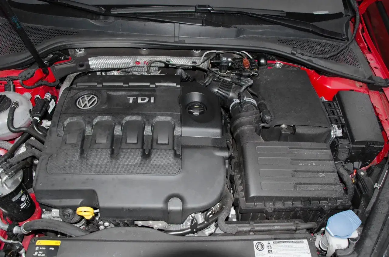 Silnik TDI Volkswagena, symbol niezniszczalne silniki diesla. Widoczny filtr oleju i elementy układu dolotowego.