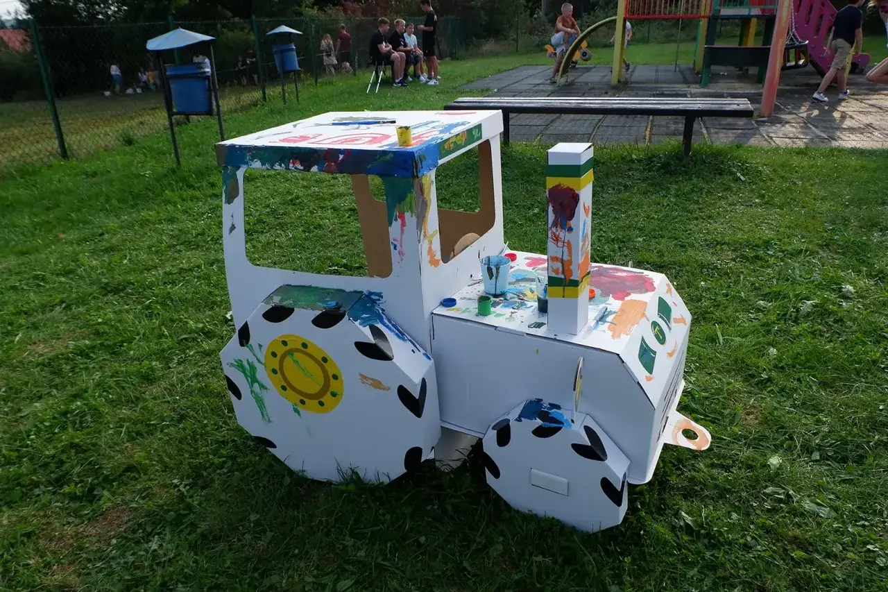 Kolorowy traktor z kartonu, pomalowany przez dzieci. Jak zrobić taki traktor? To proste, wystarczy karton i farby!