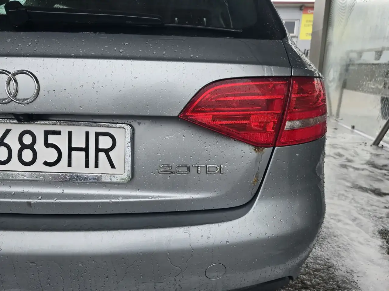 Tył Audi A4 B8 2.0 TDI z widoczną rdzą na klapie bagażnika. Opinie o tym modelu są różne.