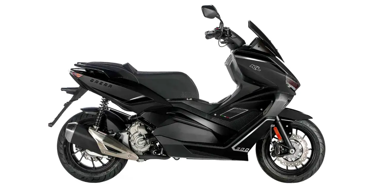 Scooter nero Brera 300, elegante e sportivo, pronto per la città.