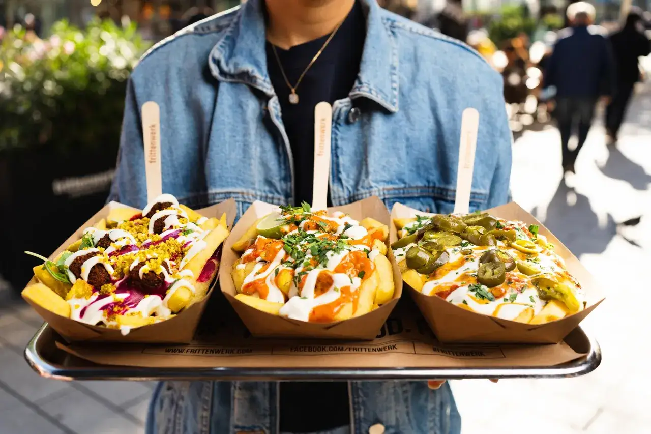 Drei leckere Pommes-Variationen von einem der besten berlin foodspots. Falafel, Jalapeños und mehr.