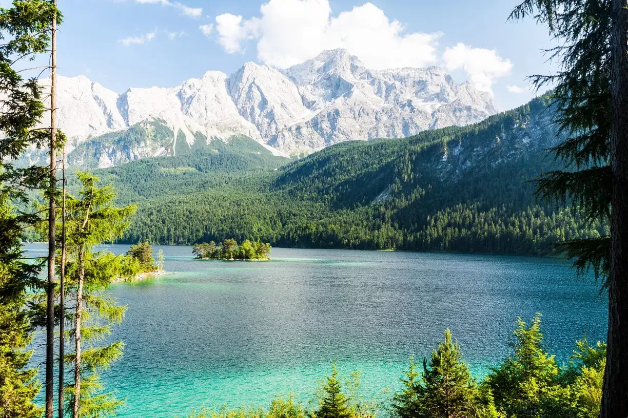 T&uuml;rkisblaue Bergseen mit Inseln, umgeben von dichten W&auml;ldern und majest&auml;tischen Gipfeln &ndash; ein wahres **Naturwunder Deutschland**.
