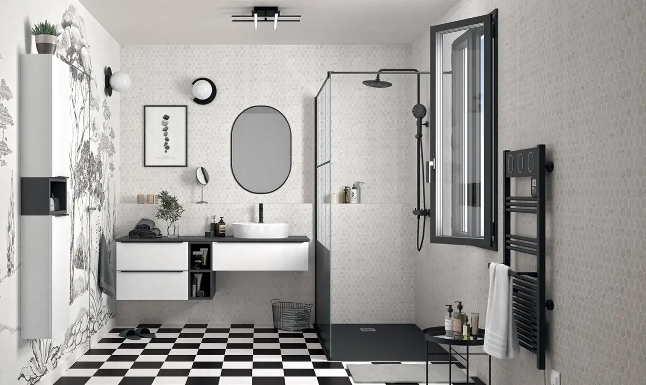 Élégante salle de bain blanc et noir avec carrelage hexagonal, sol à damier, douche moderne et mobilier suspendu.