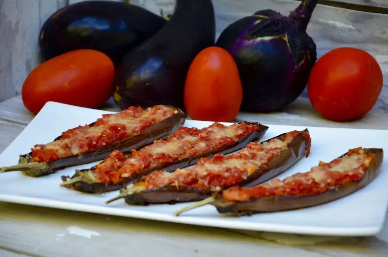 Aubergines &agrave; la parmesane au four, garnies de sauce tomate et fromage fondant, pr&ecirc;tes &agrave; &ecirc;tre d&eacute;gust&eacute;es.