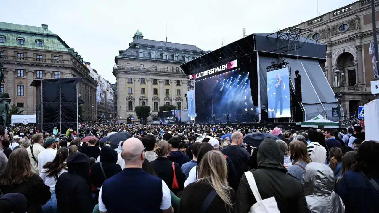 Stor publik vid scenen p&aring; Kulturfestivalen i Stockholm. En artist syns p&aring; storbildssk&auml;rmen.