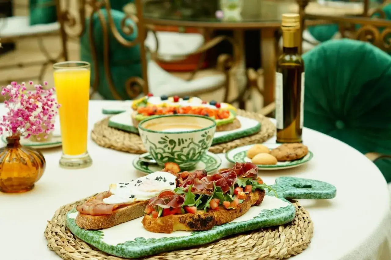 Delicioso **all day brunch** con tostadas, huevo, jam&oacute;n, caf&eacute; y zumo de naranja. &iexcl;Un fest&iacute;n para disfrutar a cualquier hora!