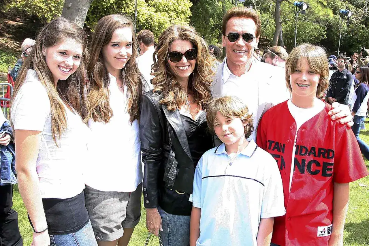 Arnold Schwarzenegger med familj. Två döttrar, Maria Shriver och två söner. Arnold Schwarzenegger barn.