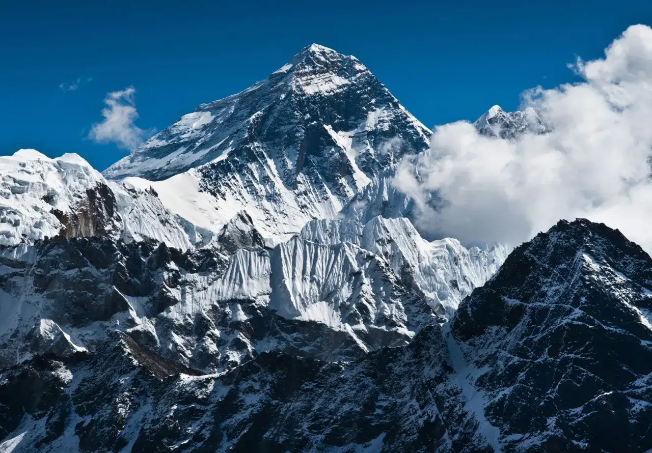 Majestatyczny Mount Everest, gdzie leży najwyższy szczyt świata, g&oacute;ruje nad ośnieżonymi pasmami Himalaj&oacute;w.