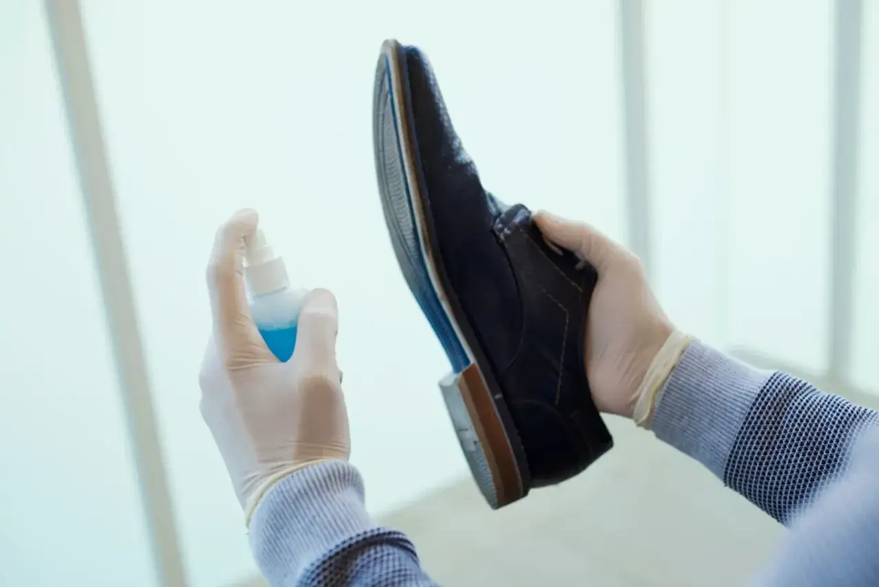 Rękawiczki i spray – tak zrobisz, żeby buty się nie ślizgały.